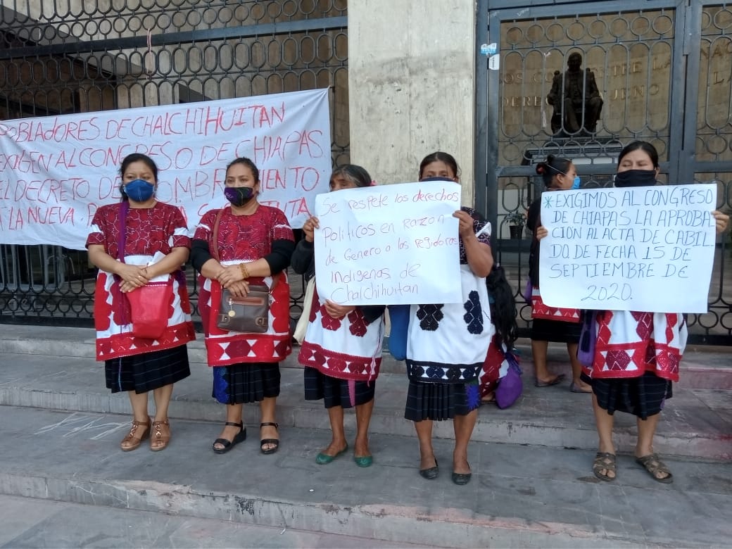 Expulsados de Chalchihuitán protestan frente al congreso del Estado